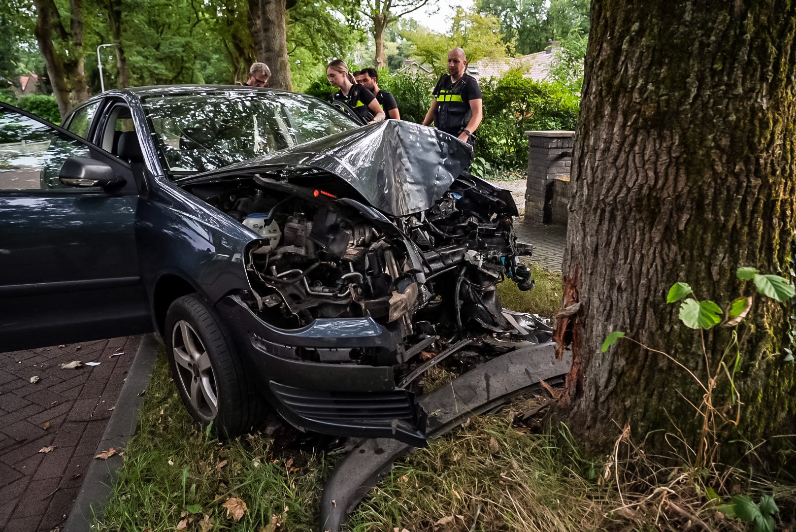 Automobilist gewond na frontale botsing tegen boom Wolfheze