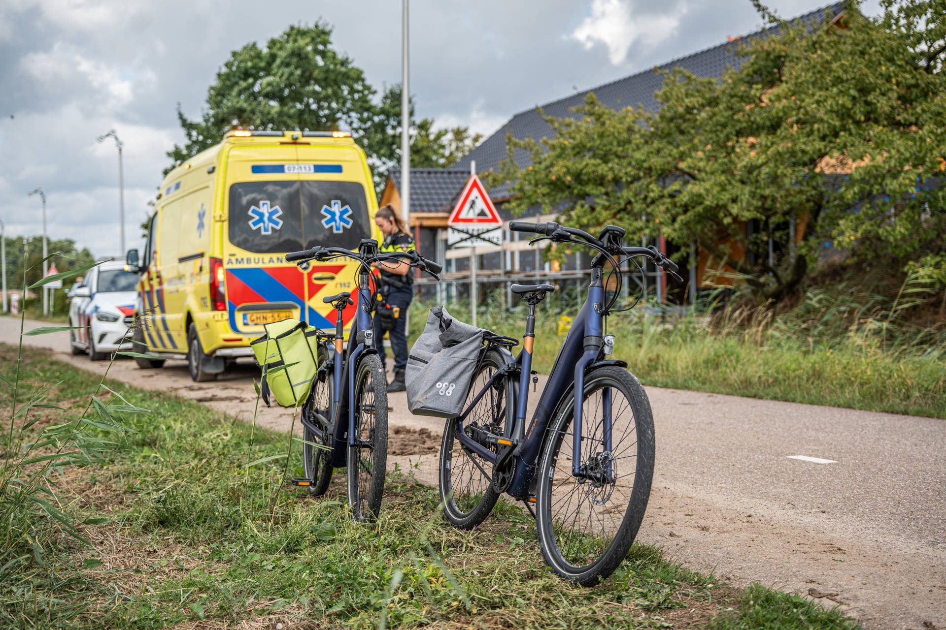 Fietser valt en raakt gewond, ambulance brengt hem naar ziekenhuis