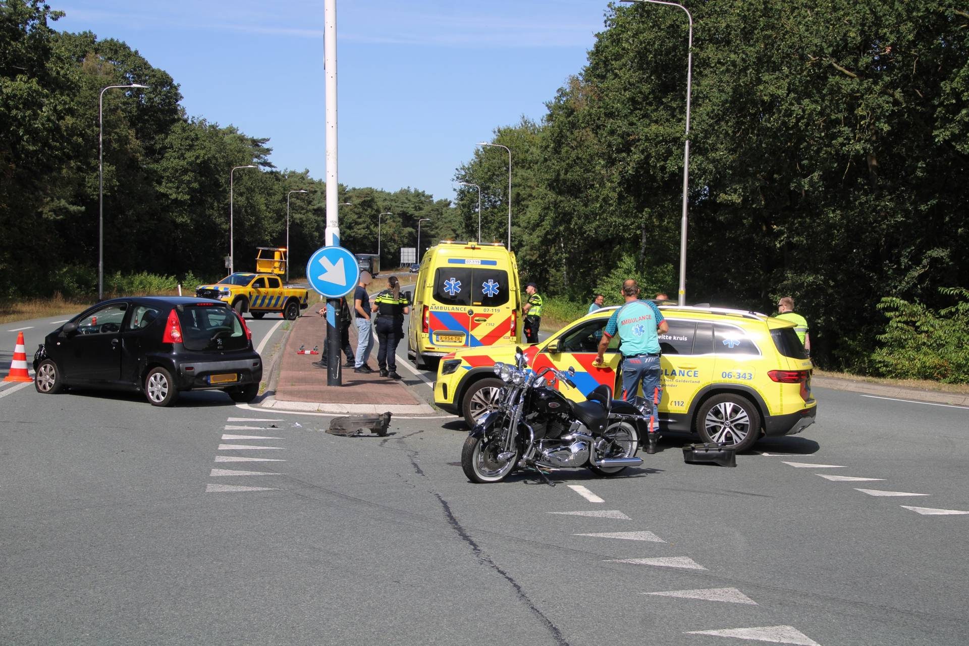 Motorrijder gewond na harde botsing tegen zijkant auto