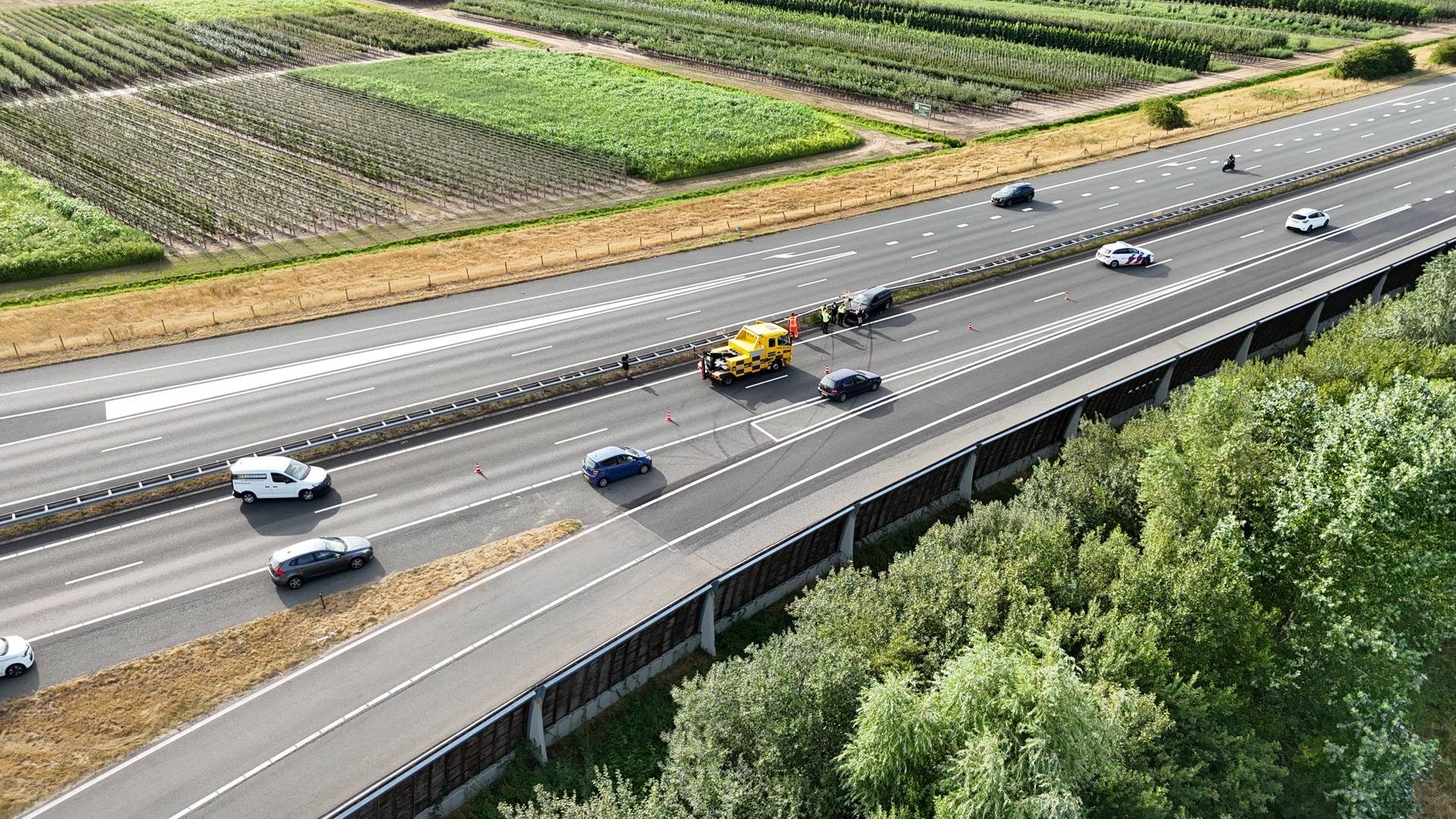 Auto botst tegen middenvangrail in Ede