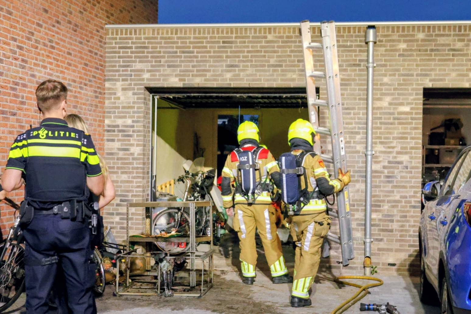 Bewoners starten zelf bluspoging bij brand in Meteren
