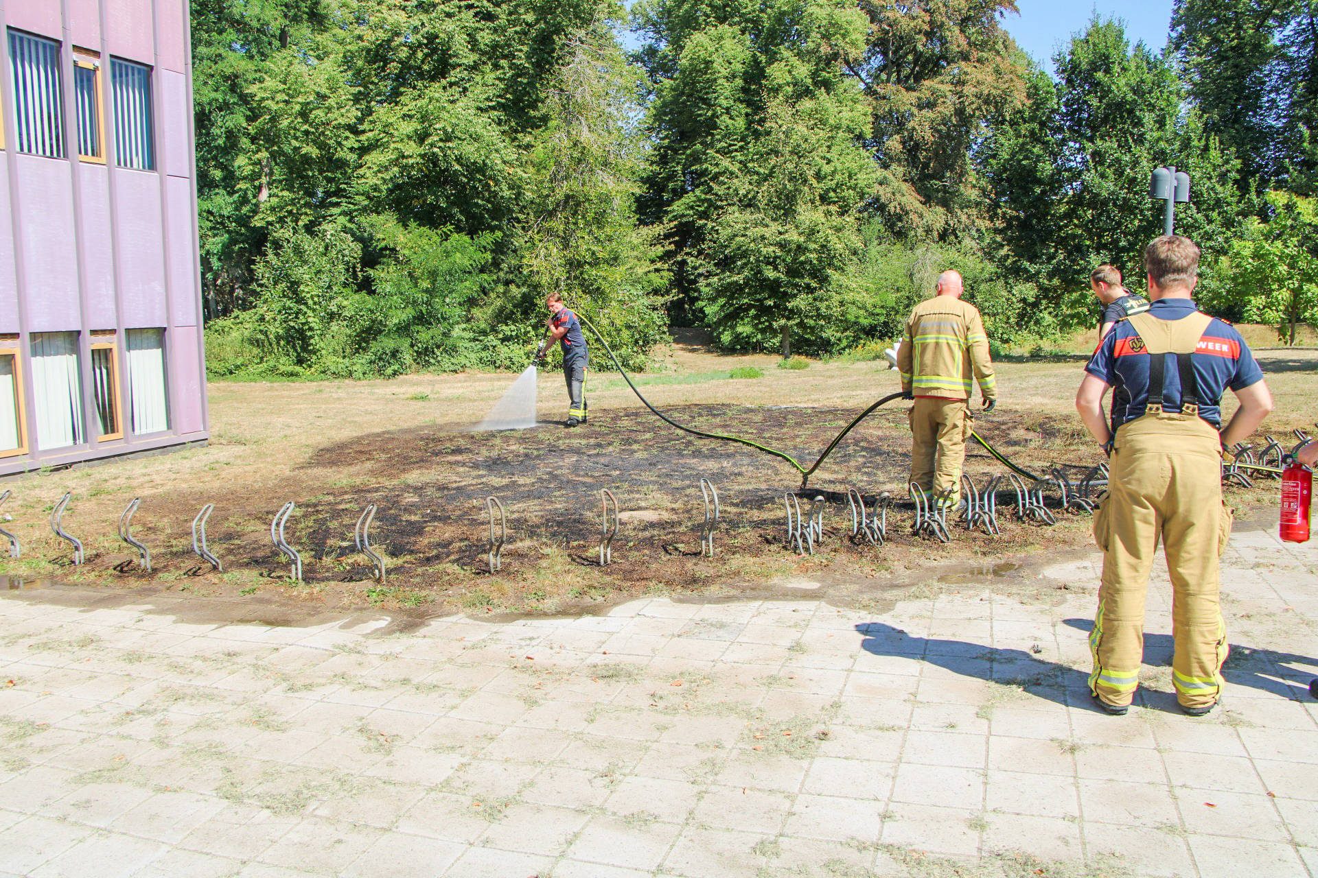 Stuk gras vat vlam aan drukke weg