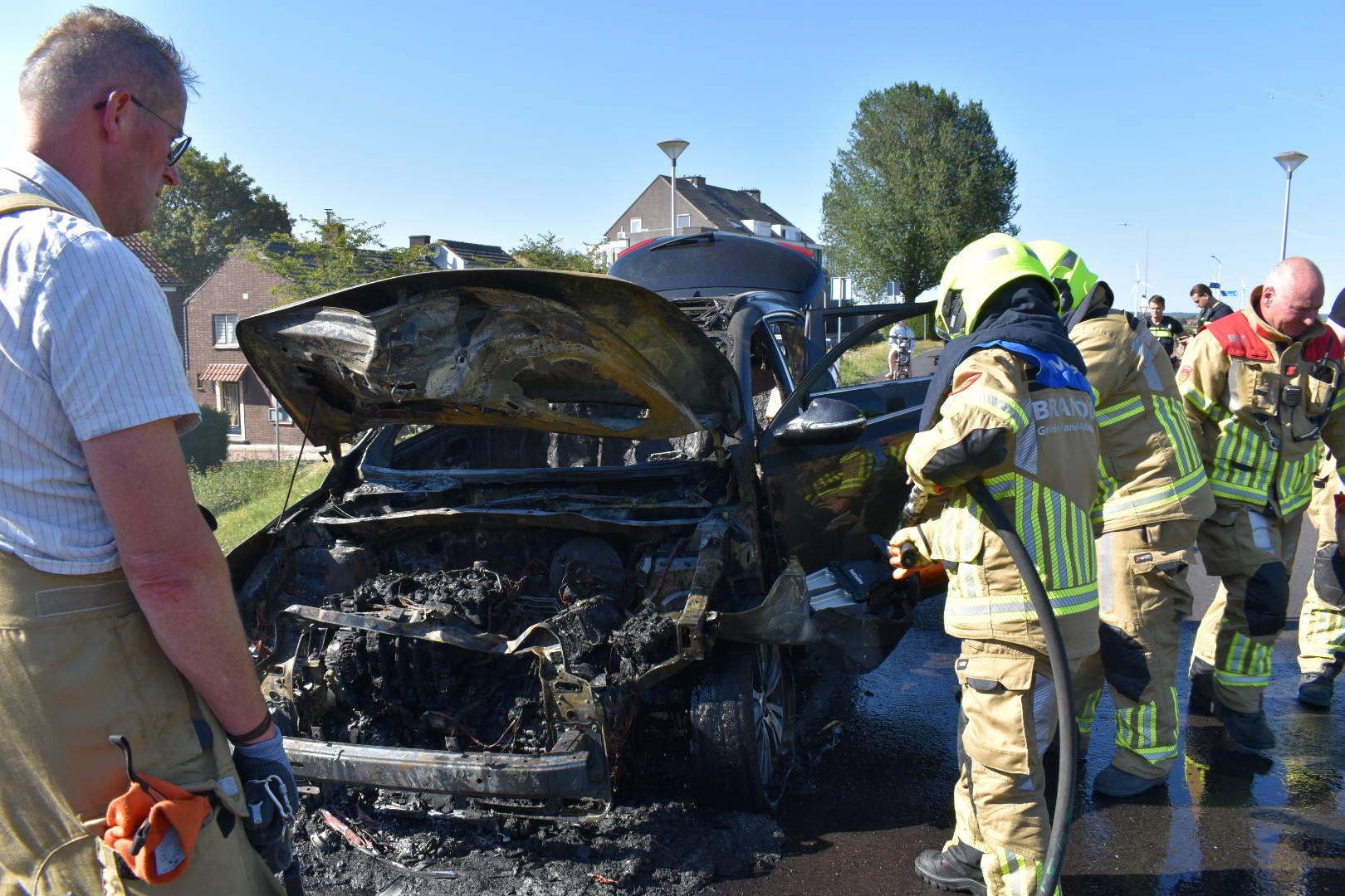 Rijdende auto vliegt in brand, tegemoetkomende bestuurder slaat alarm