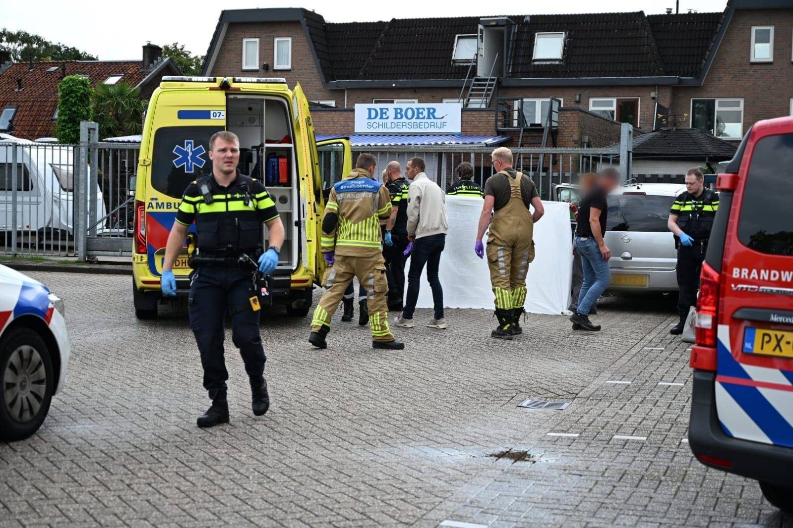 Automobilist wordt onwel en botst op parkeerplaats, man overlijdt