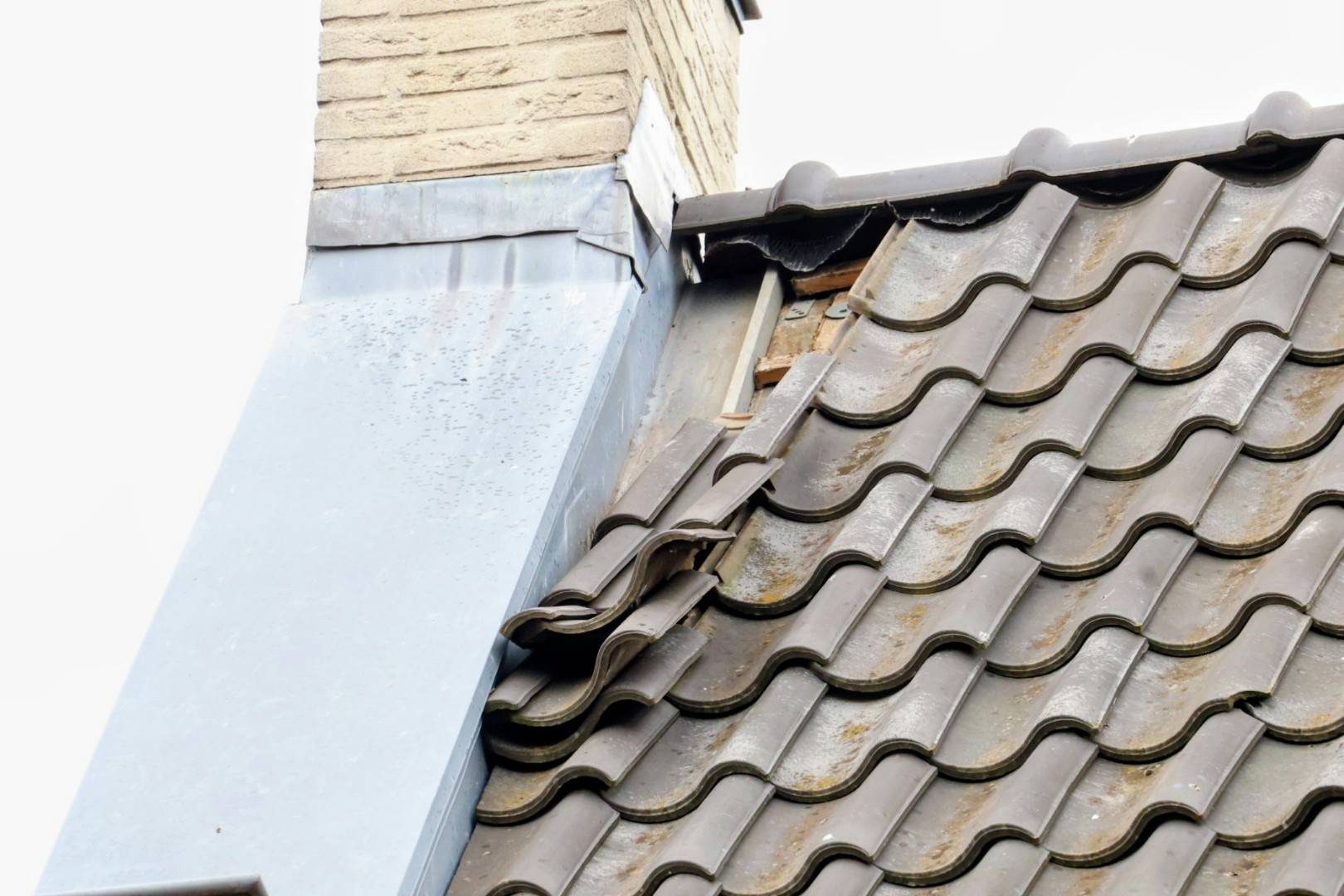 Brandweer ingezet voor losse dakpannen