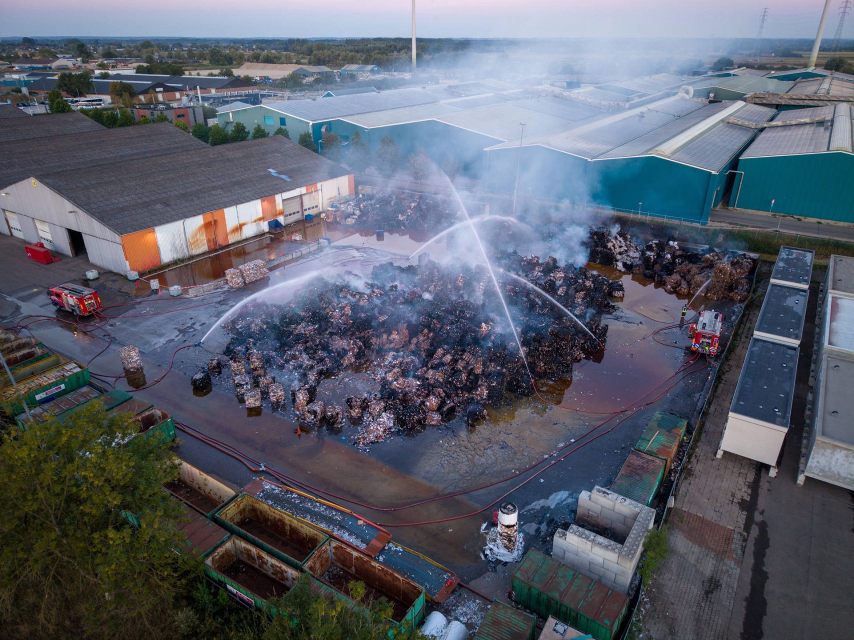 Dag na grote brand liggen nog altijd tientallen uitgebrande papierbalen te smeulen