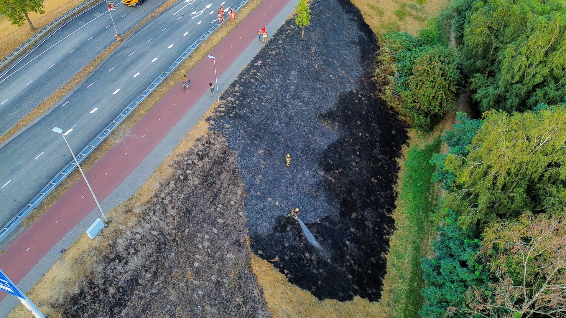 Flink stuk berm in brand