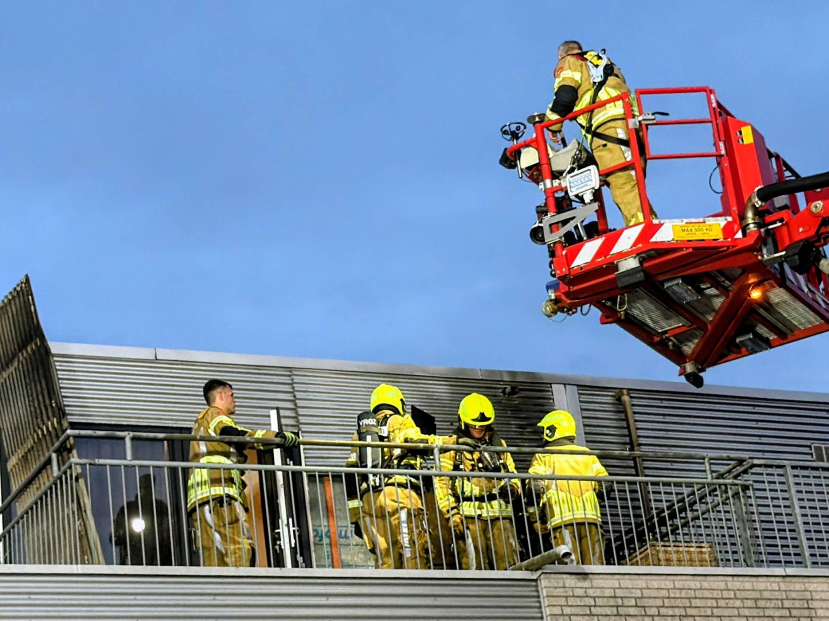 Brandweer breekt beplating weg om brand te blussen