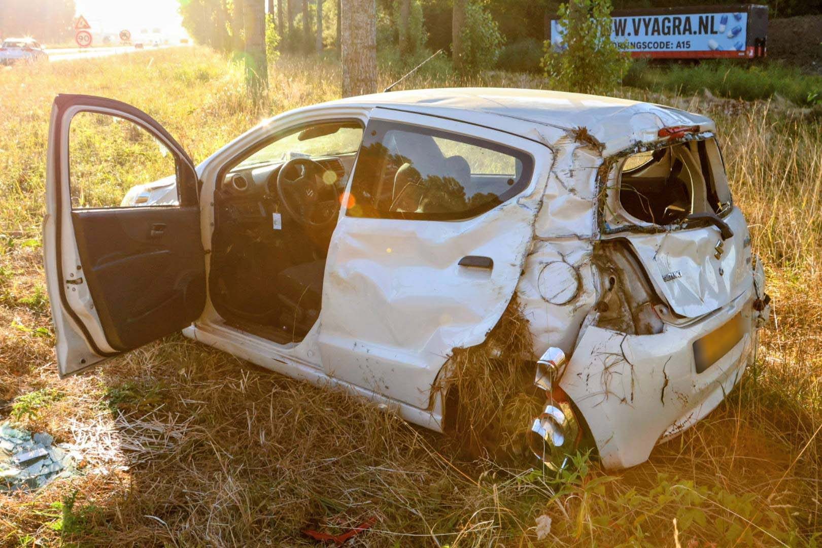 Bestuurder verliest controle en slaat meerdere keren over de kop