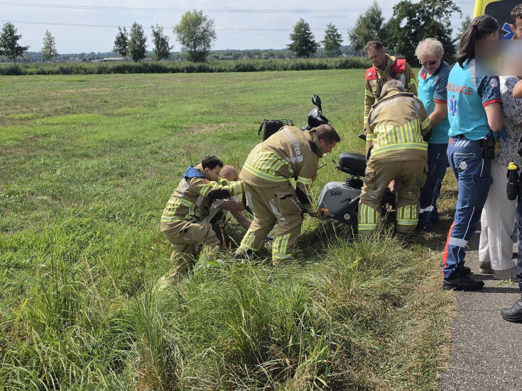 Scootmobiel raakt te water, omstanders en brandweer redden vrouw
