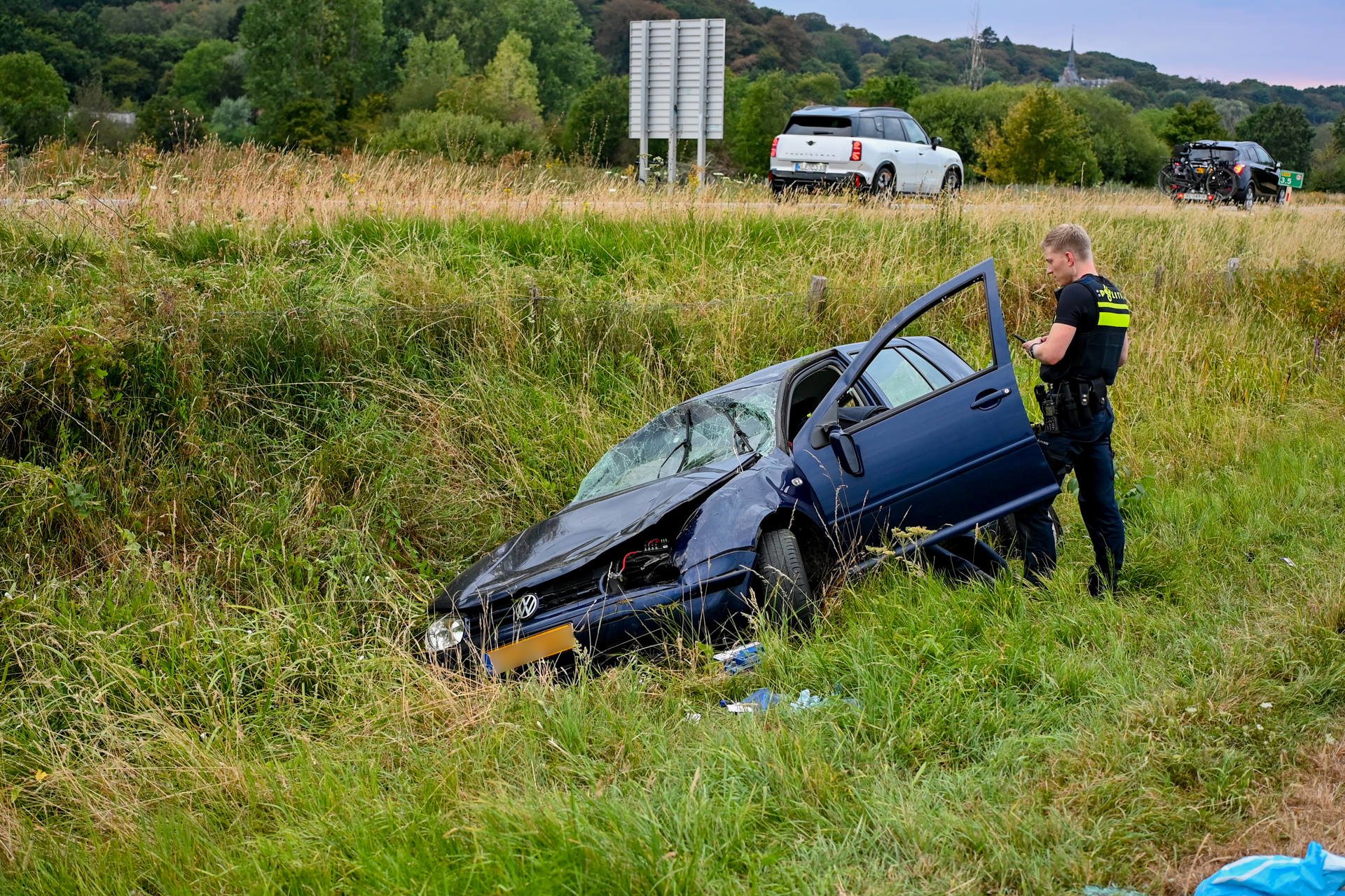 Auto slaat over de kop en belandt in sloot