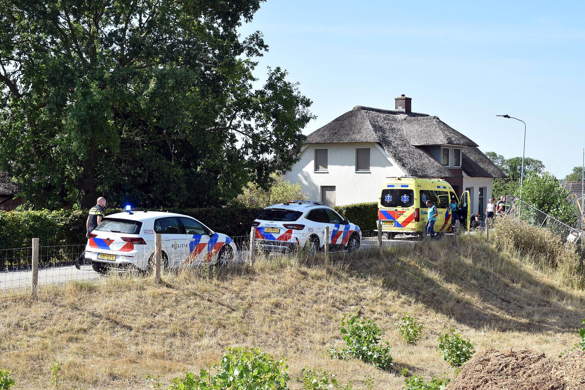 Wielrenners verliezen controle en komen hard ten val op kabelgoot