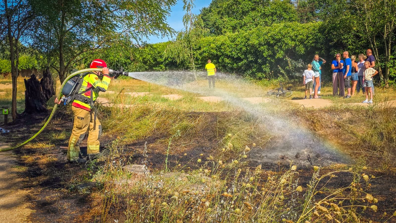 Brandweer voorkomt uitbreiding van brand in bosschage