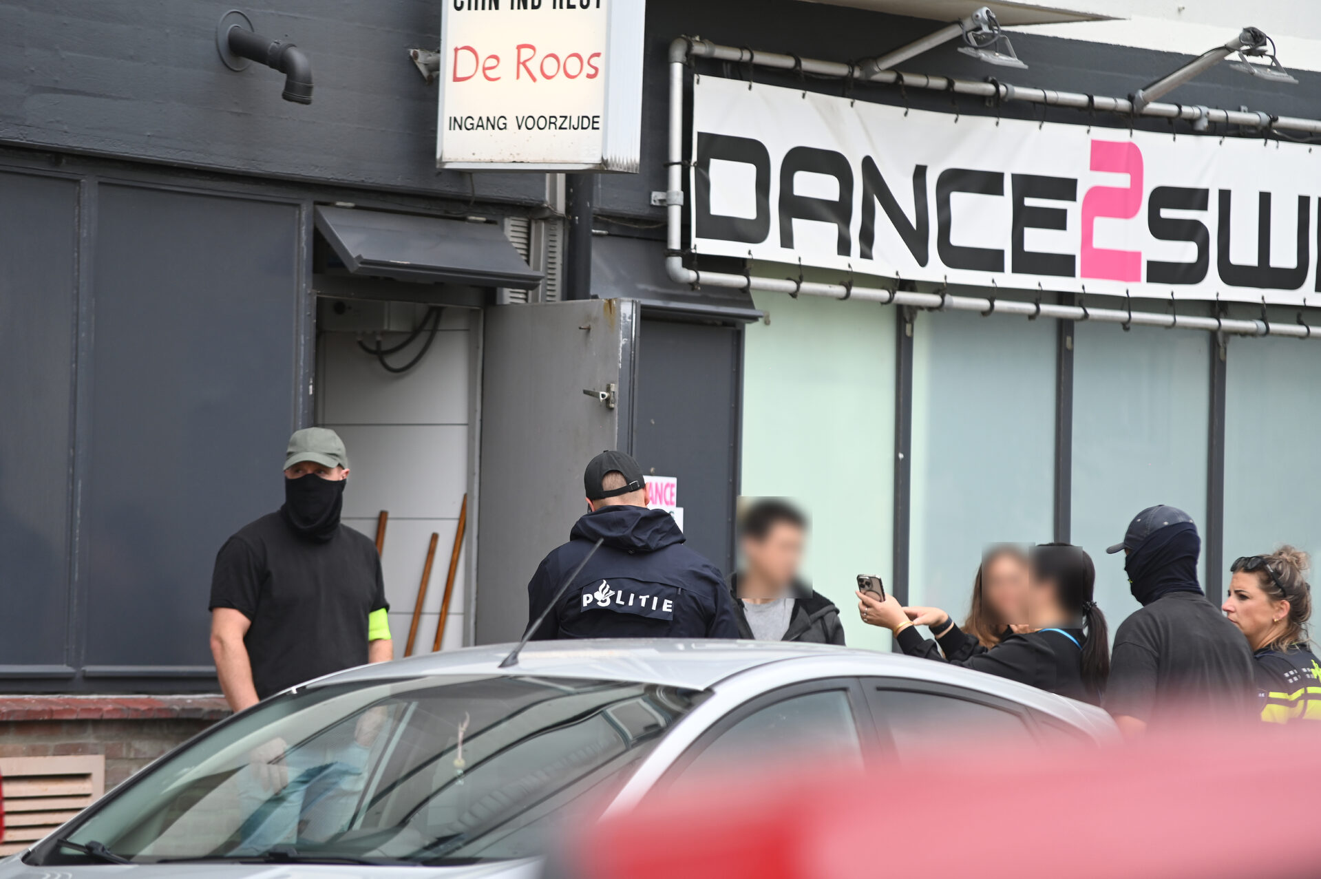 Politie doet meerdere invallen, restaurant afgezet Nijmegen