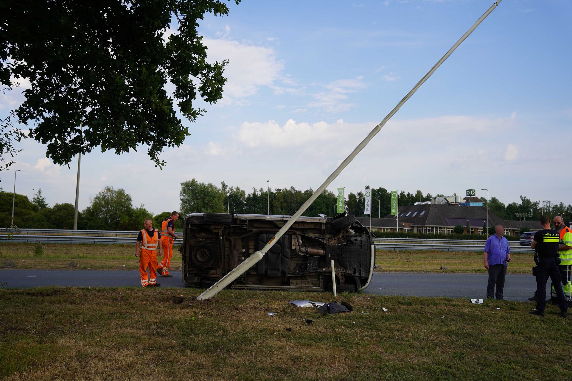 Busje botst tegen lantaarnpaal op snelweg