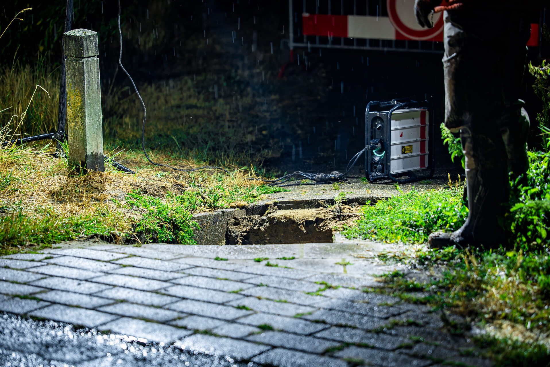 Lekkende waterleiding veroorzaakt sinkhole van één meter breed in straat