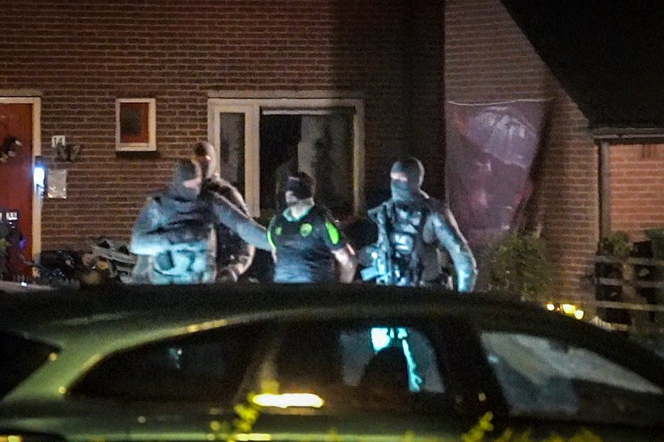 Politie forceert deur en houdt persoon aan na grootschalige actie