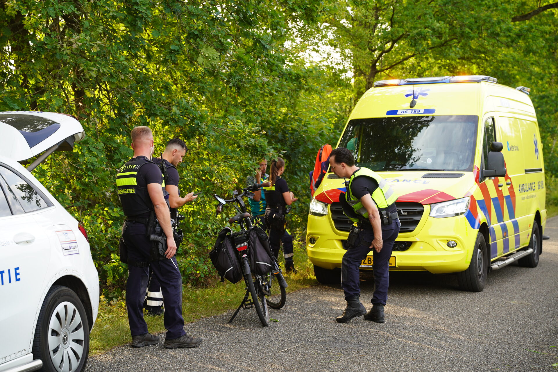 Fietser gewond na val, traumahelikopter landt in weiland