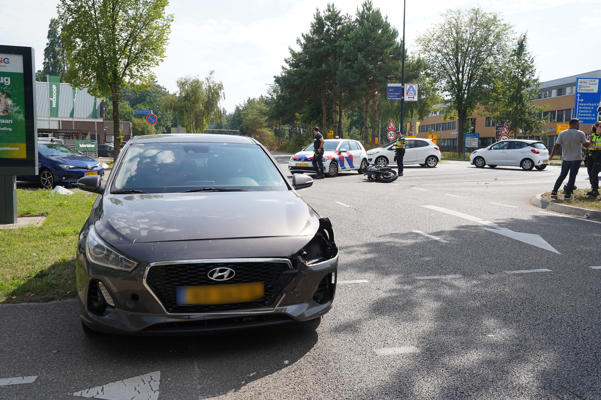 Auto en motor botsen, verkeer ondervindt hinder in Apeldoorn
