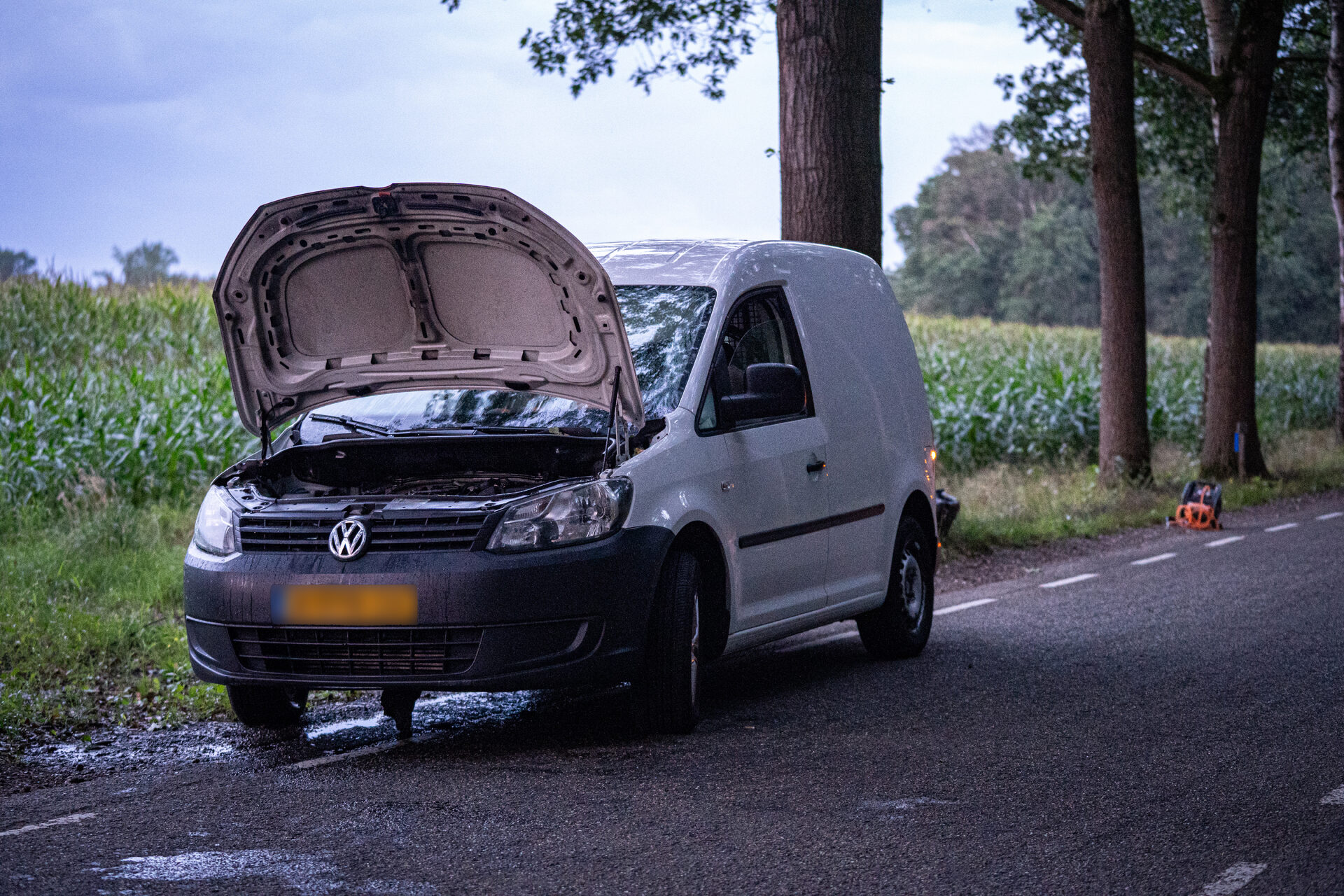 Bestelbus vliegt tijdens rijden in brand in Brummen (Hall)