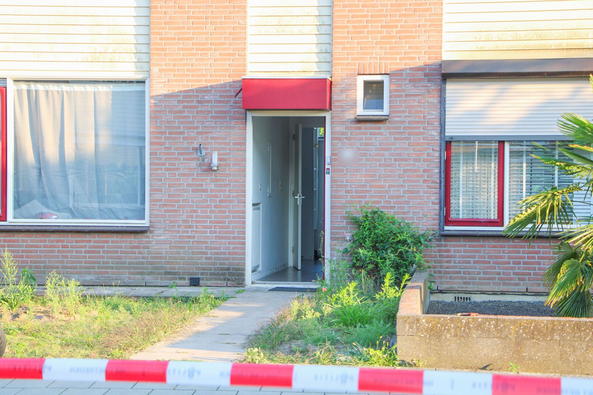 Dodelijk steekincident bij woning, politie zet omgeving af
