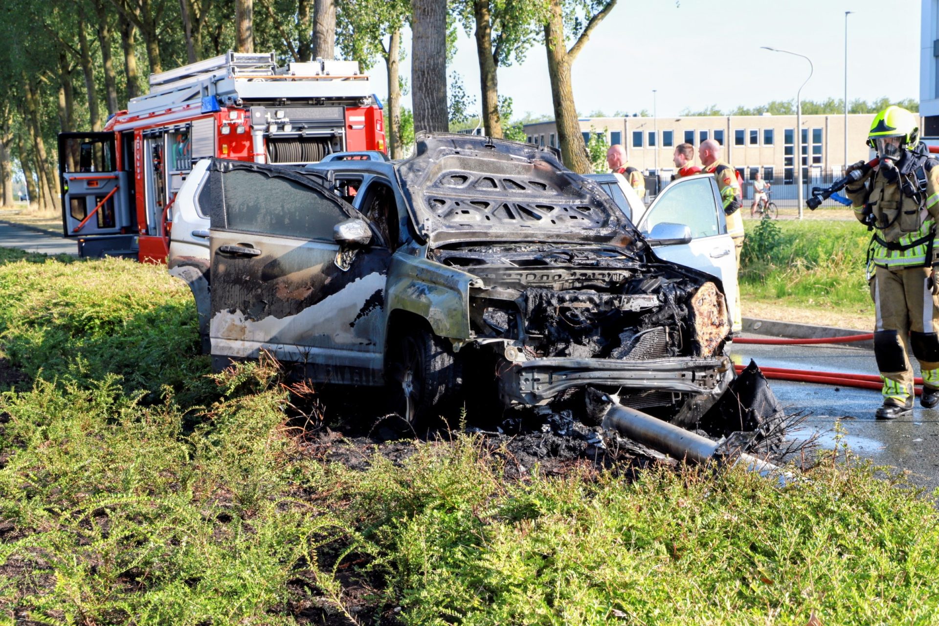 Auto vliegt in brand na botsing met lantaarnpaal Culemborg