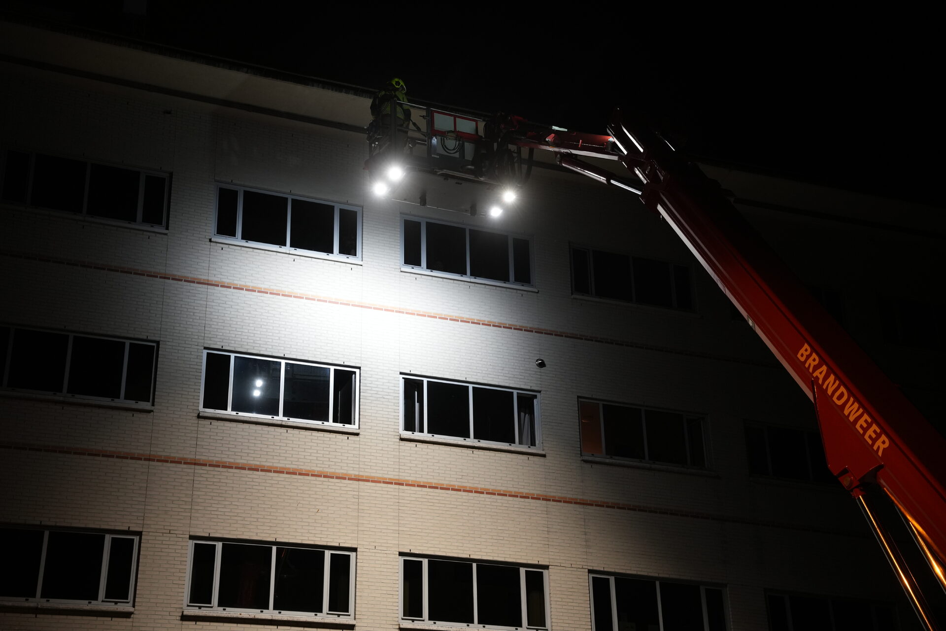 Bewoner en kat gered in Apeldoorn na explosie en woningbrand