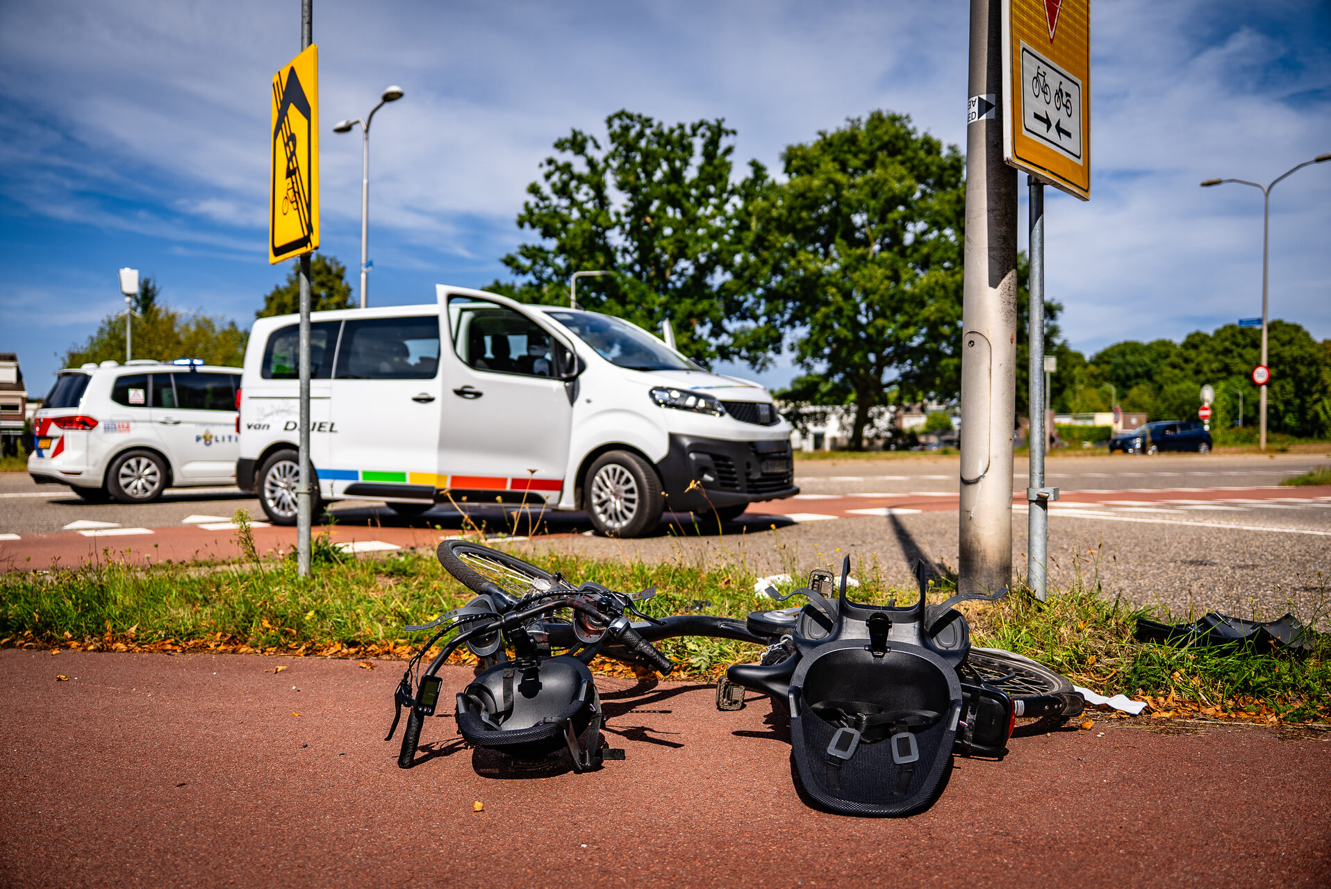 Botsing tussen taxibusje en fietser op kruising in Nijmegen