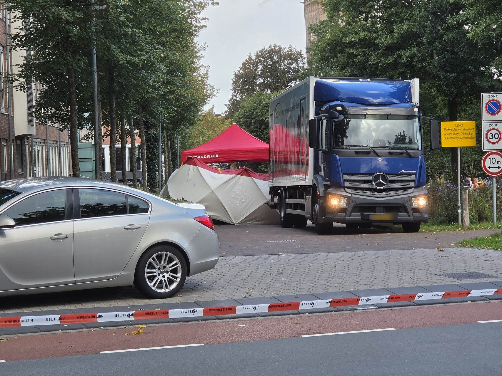UPDATE: Vrouw (74) overleden na botsing met vrachtwagen