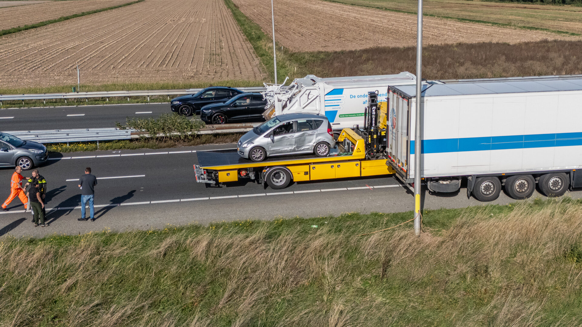 Auto zwaar beschadigd na botsing met vrachtwagen op snelweg