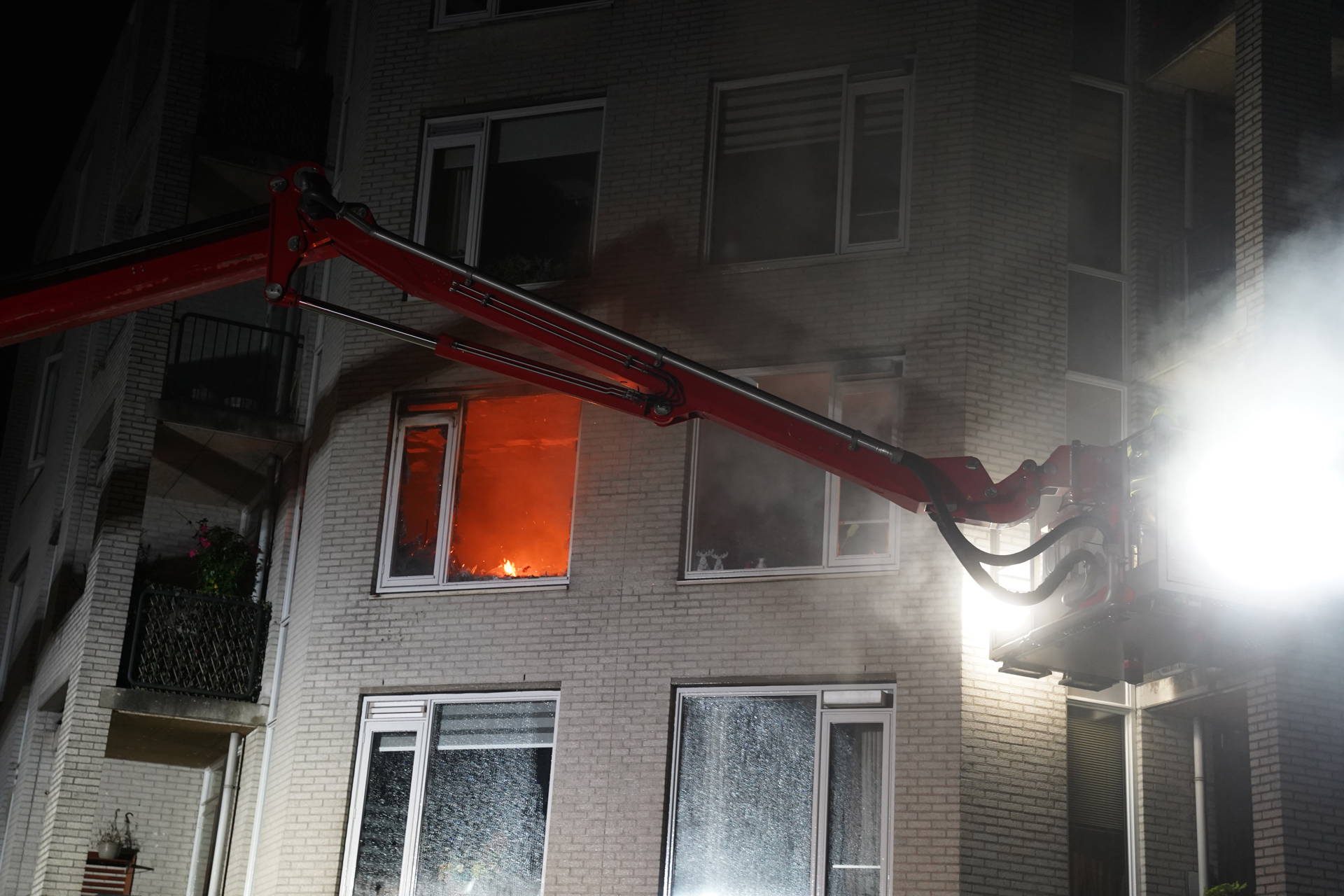 Appartement volledig uitgebrand, hele flat in Apeldoorn ontruimd