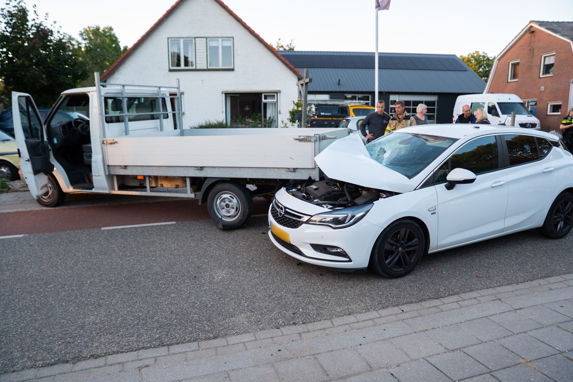 Achteropbotsing door laagstaande zon, één gewonde