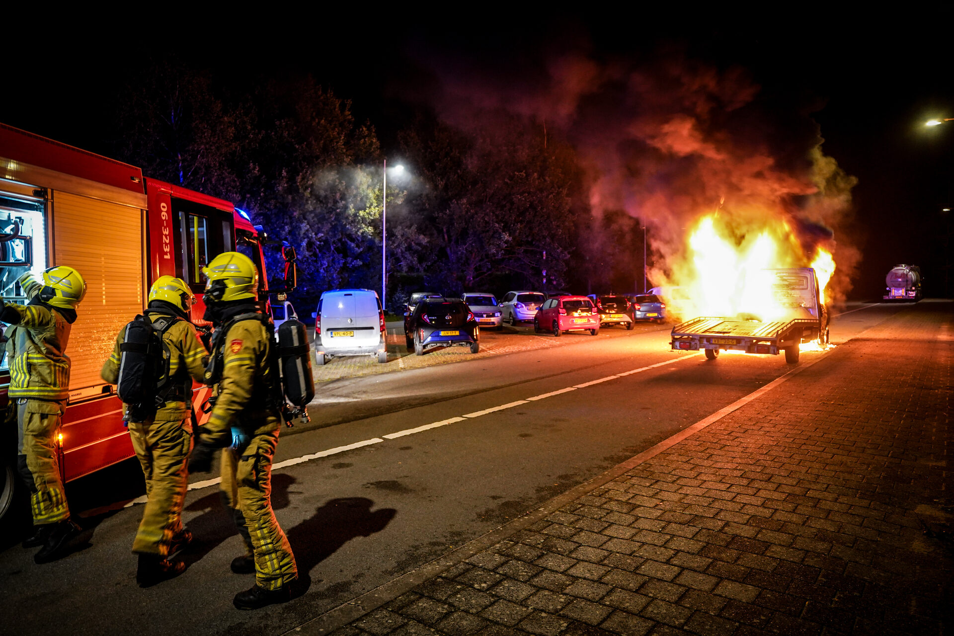 Autotransporter in lichterlaaie op carpoolplaats in Apeldoorn