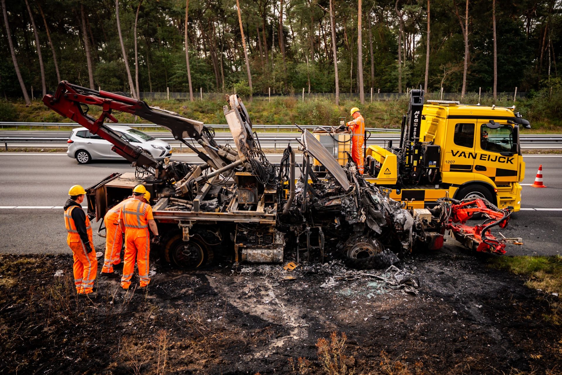 Voertuig gaat volledig in vlammen op langs snelweg