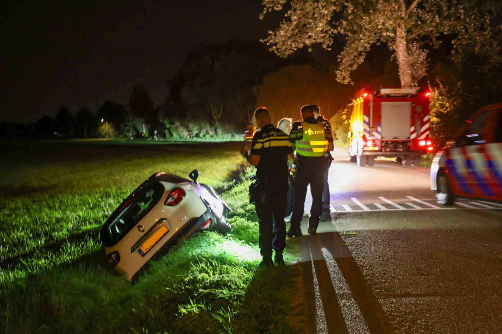 Auto met twee vrouwen belandt in sloot in Nijkerk
