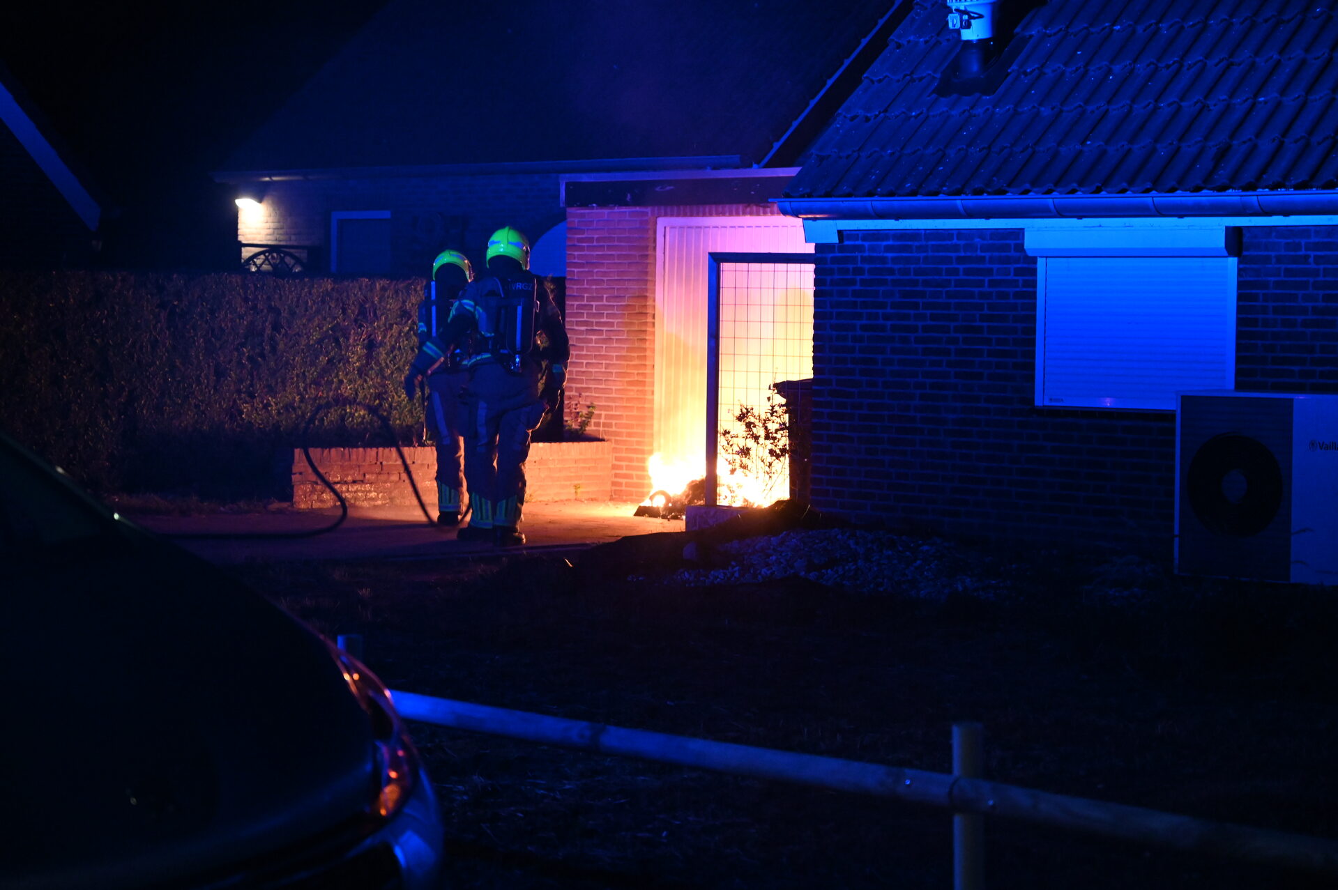 Kliko vliegt in brand, auto en garagedeur beschadigd