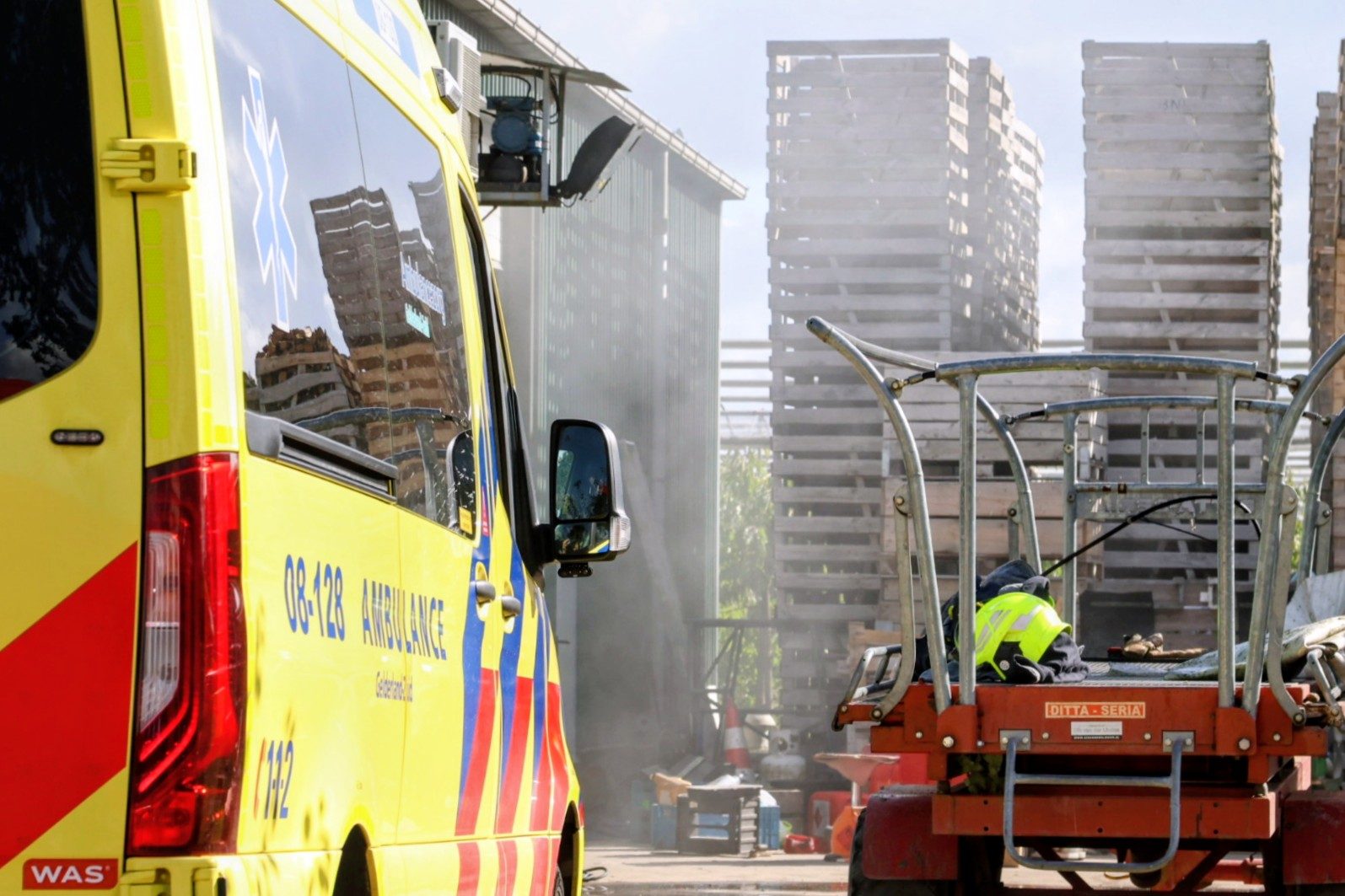 Veel rook bij brand in loods van fruitteler
