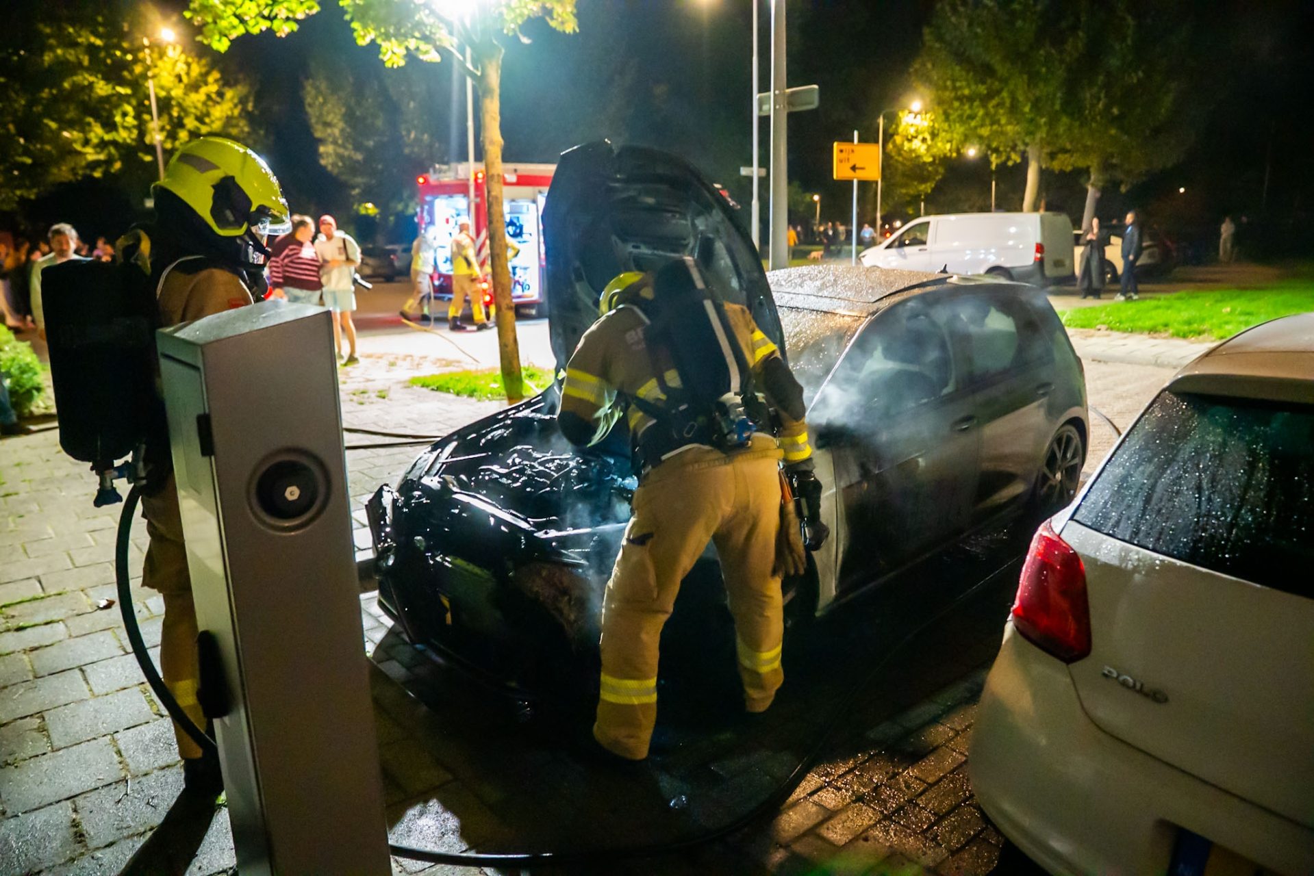 Geparkeerde auto vliegt in brand, oorzaak onbekend
