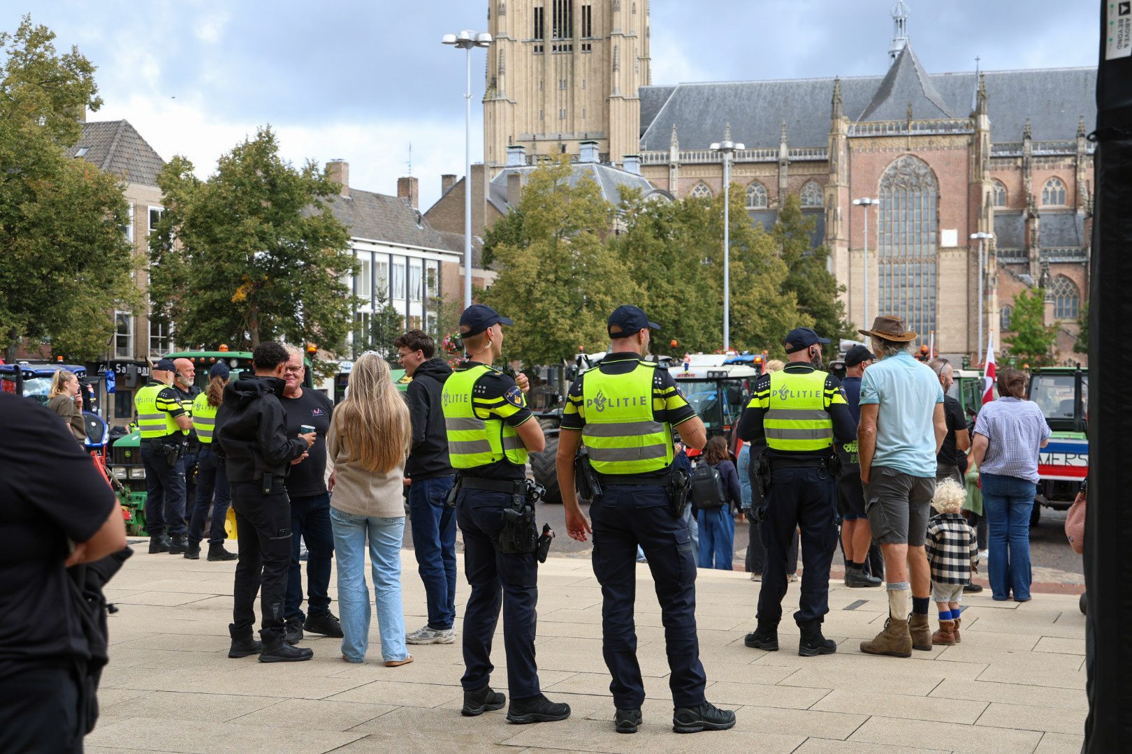 Tractoren en shovels verzamelen zich voor boerenprotest