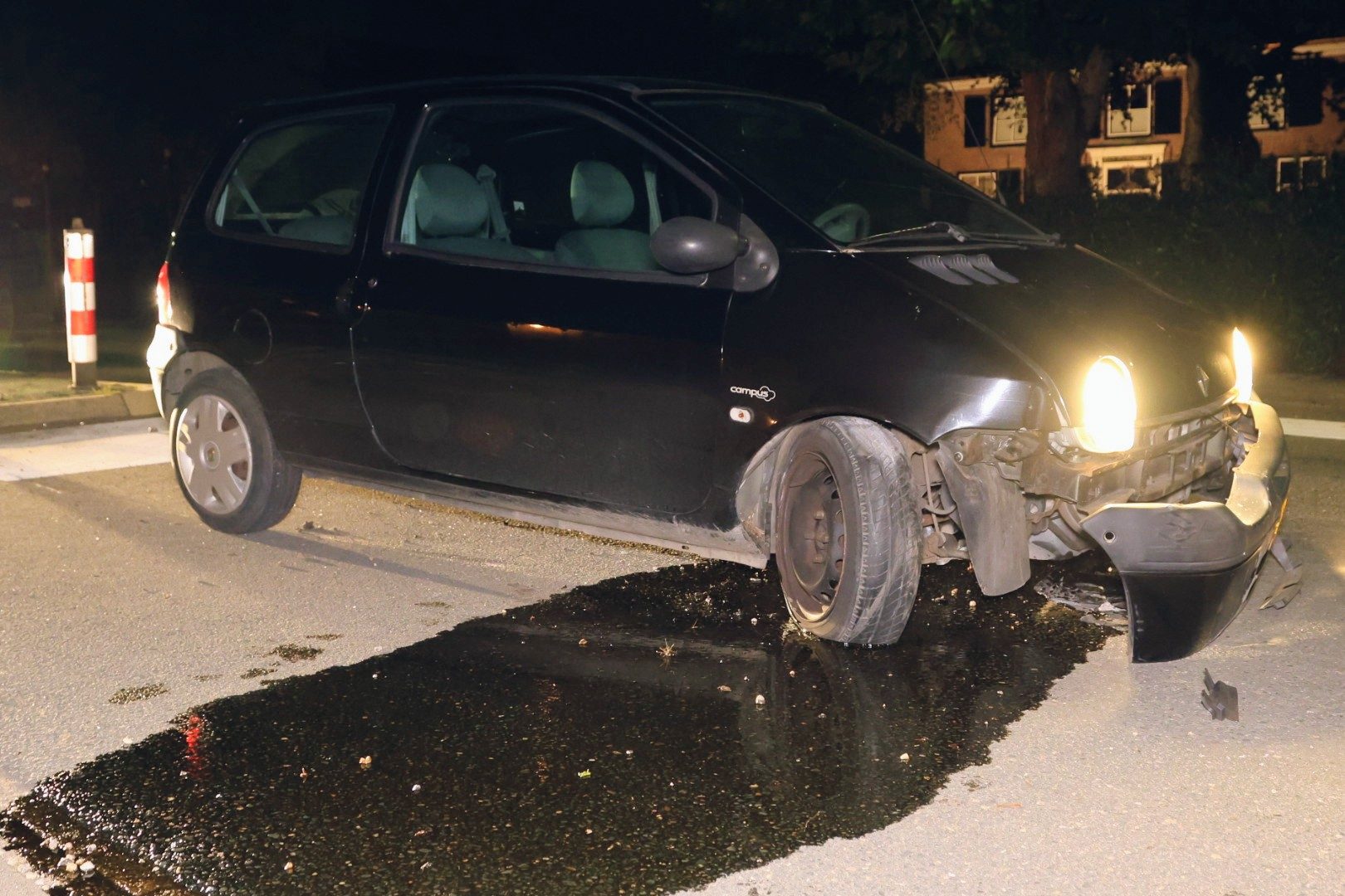 Auto botst tegen vluchtheuvel, bestuurder aangehouden