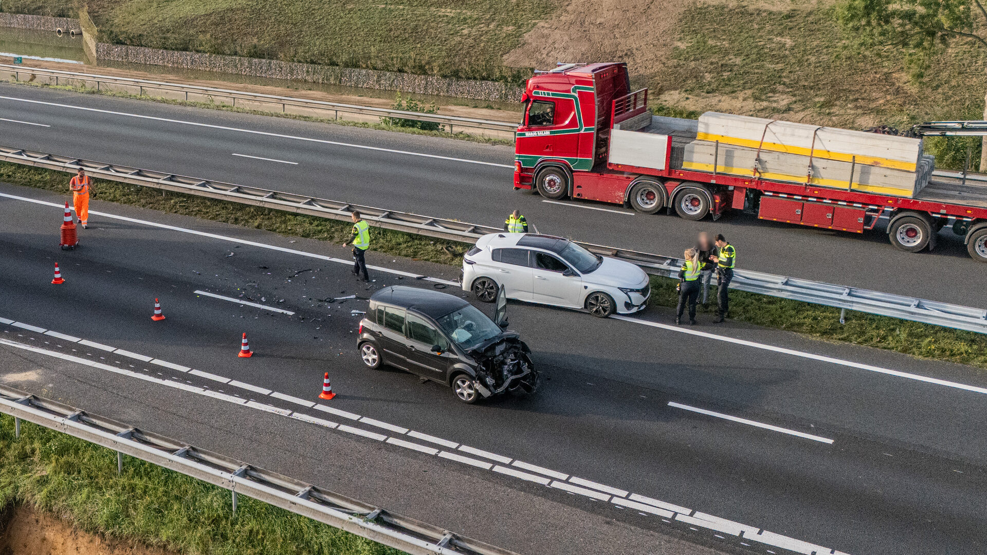 Ongeval met twee auto’s op snelweg zorgt voor file