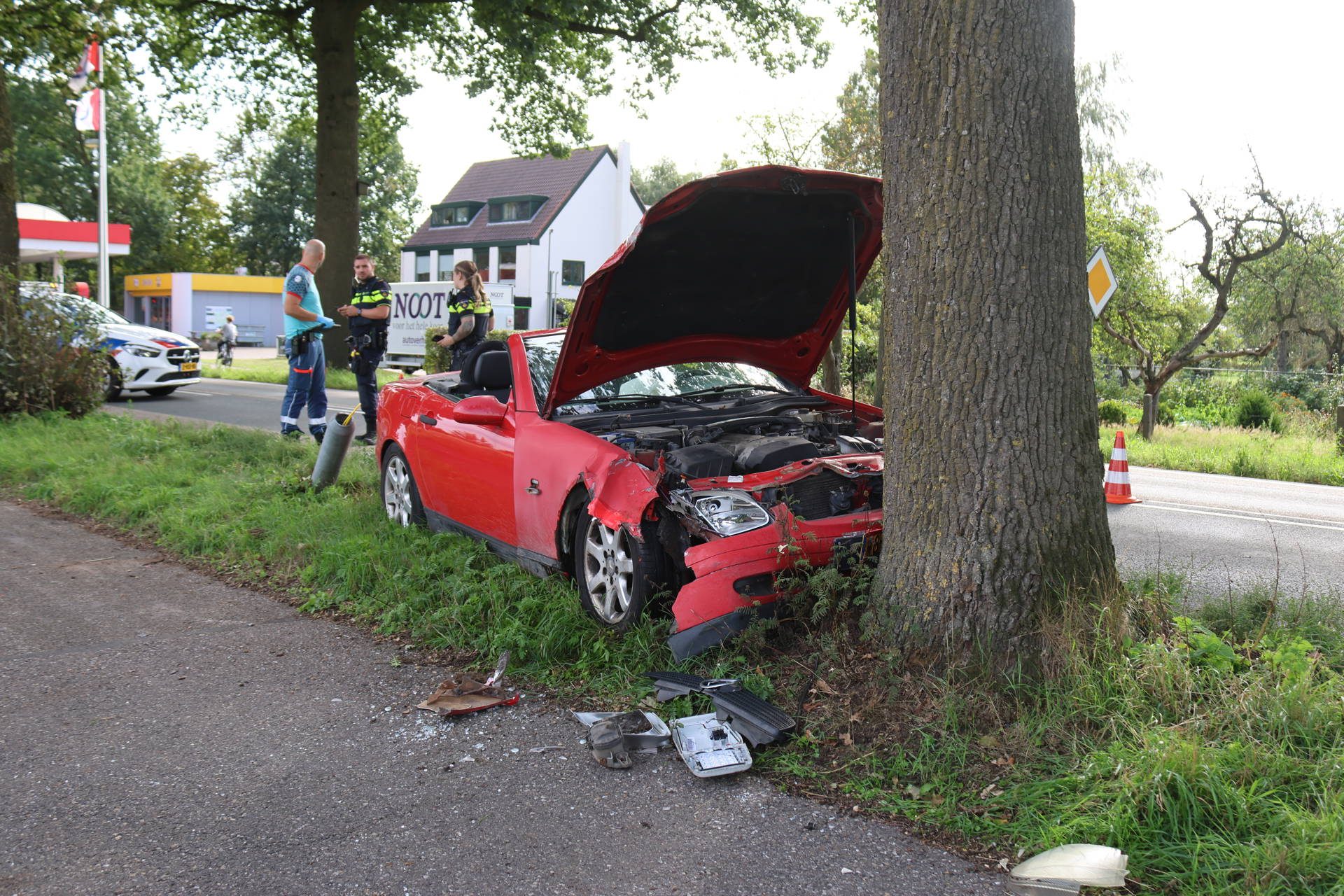 Auto knalt tegen boom, bestuurder raakt gewond