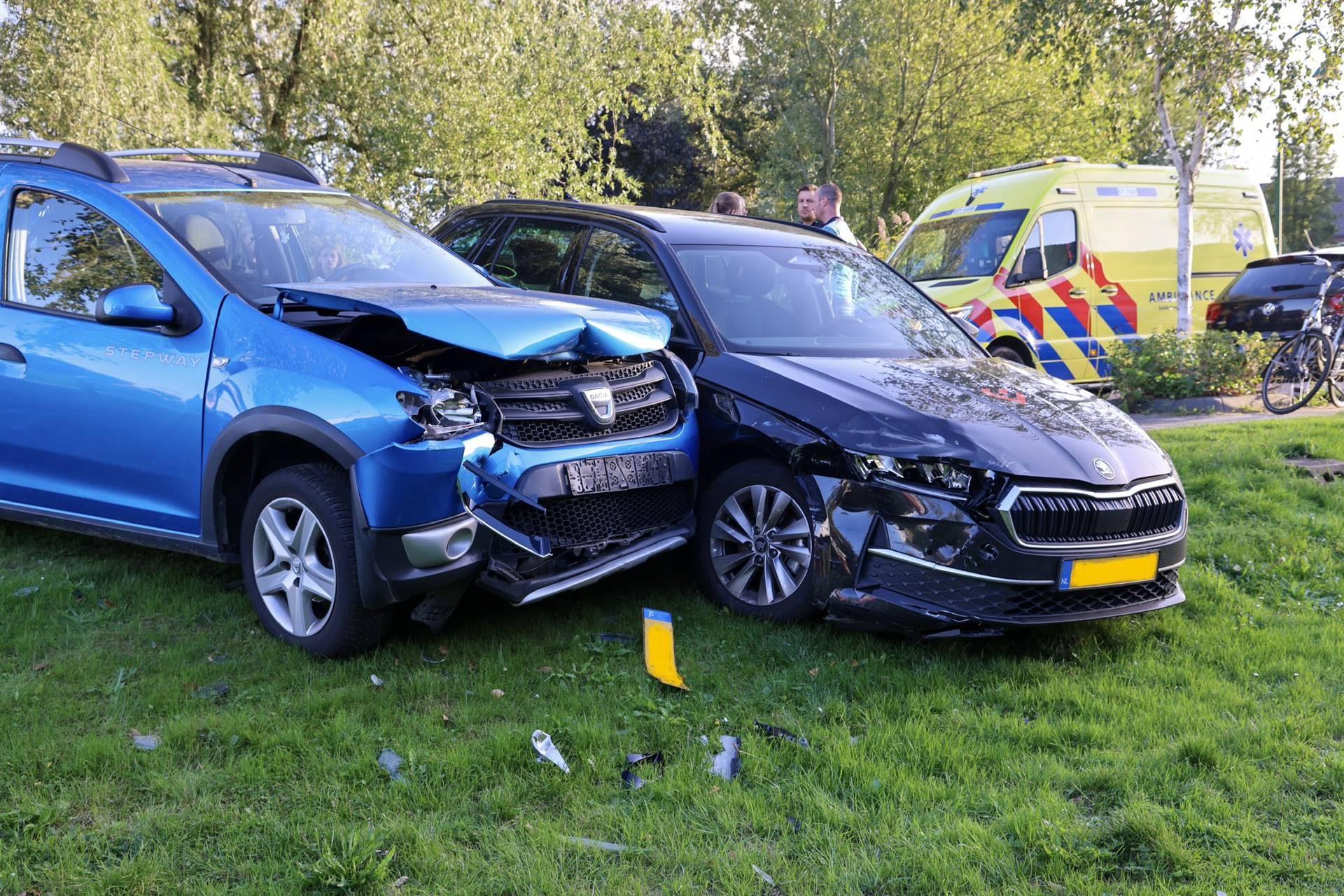 Automobilist ramt geparkeerde auto en belandt in wadi