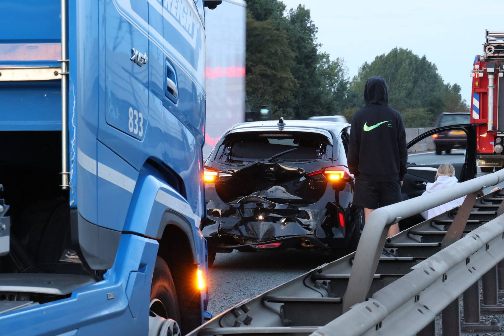 Bakwagen en personenauto botsen op snelweg