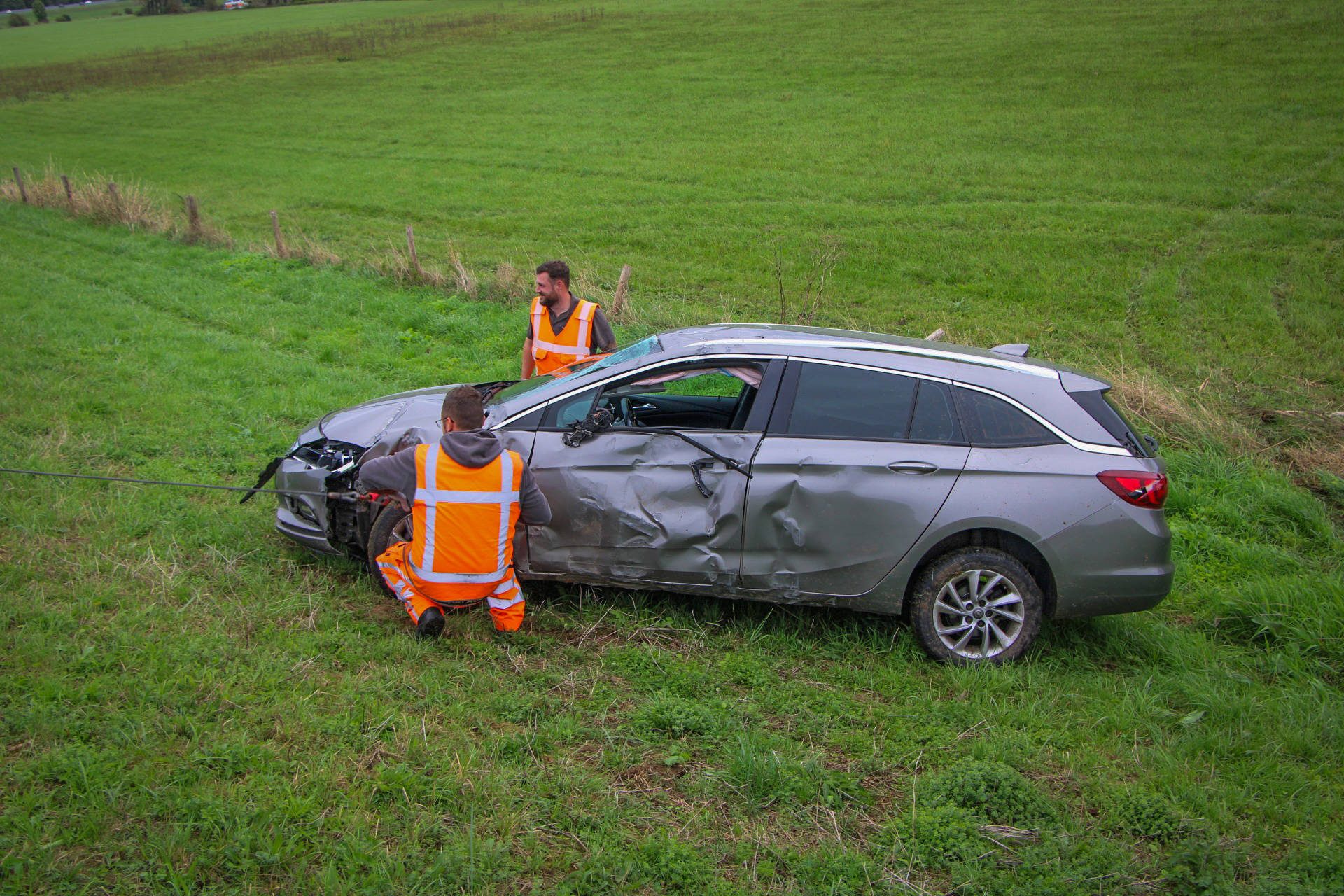 Auto vliegt van snelweg bij Rhenen en belandt in weiland
