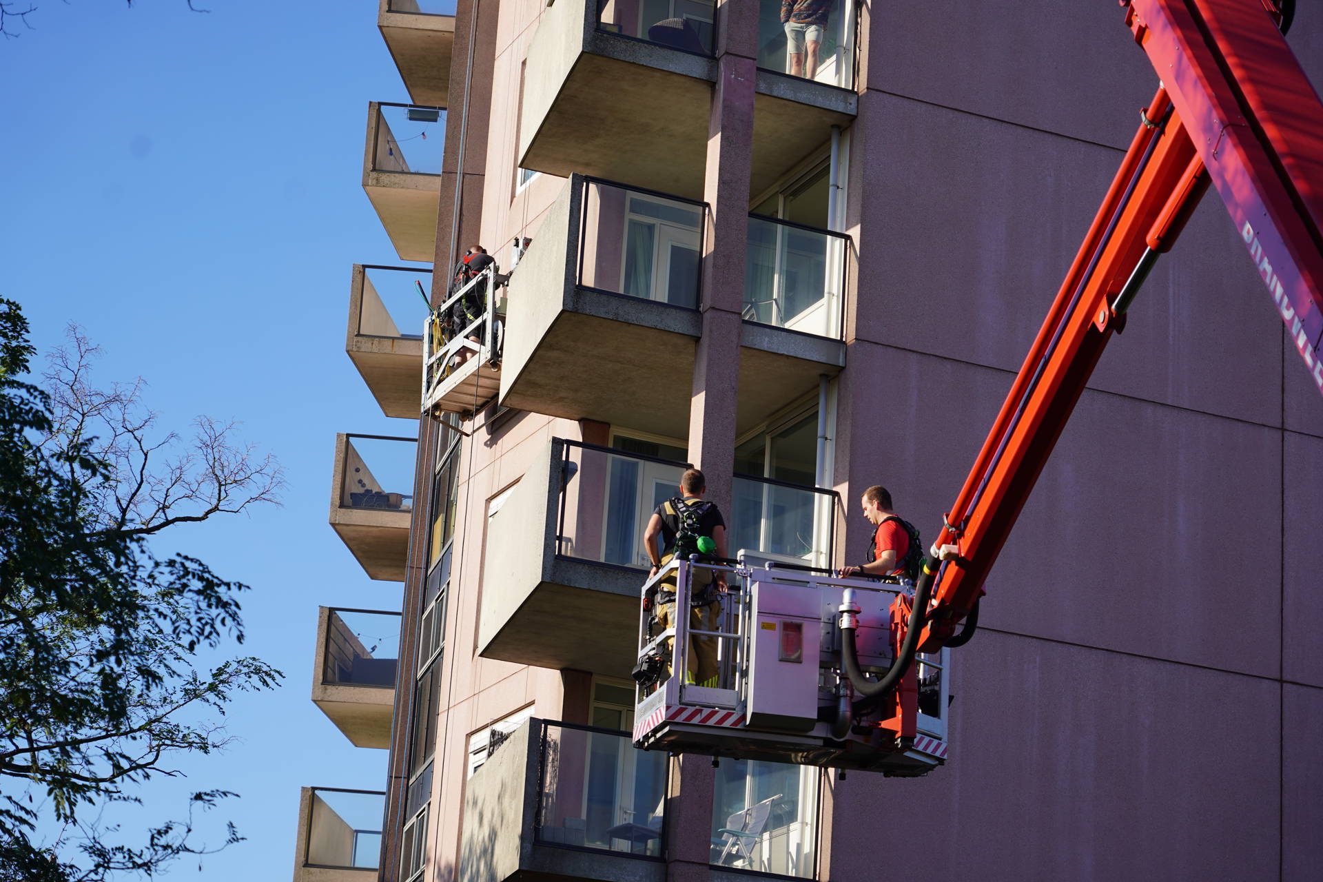 Nijmegen: Glazenwasser strandt op vijfde verdieping van flat