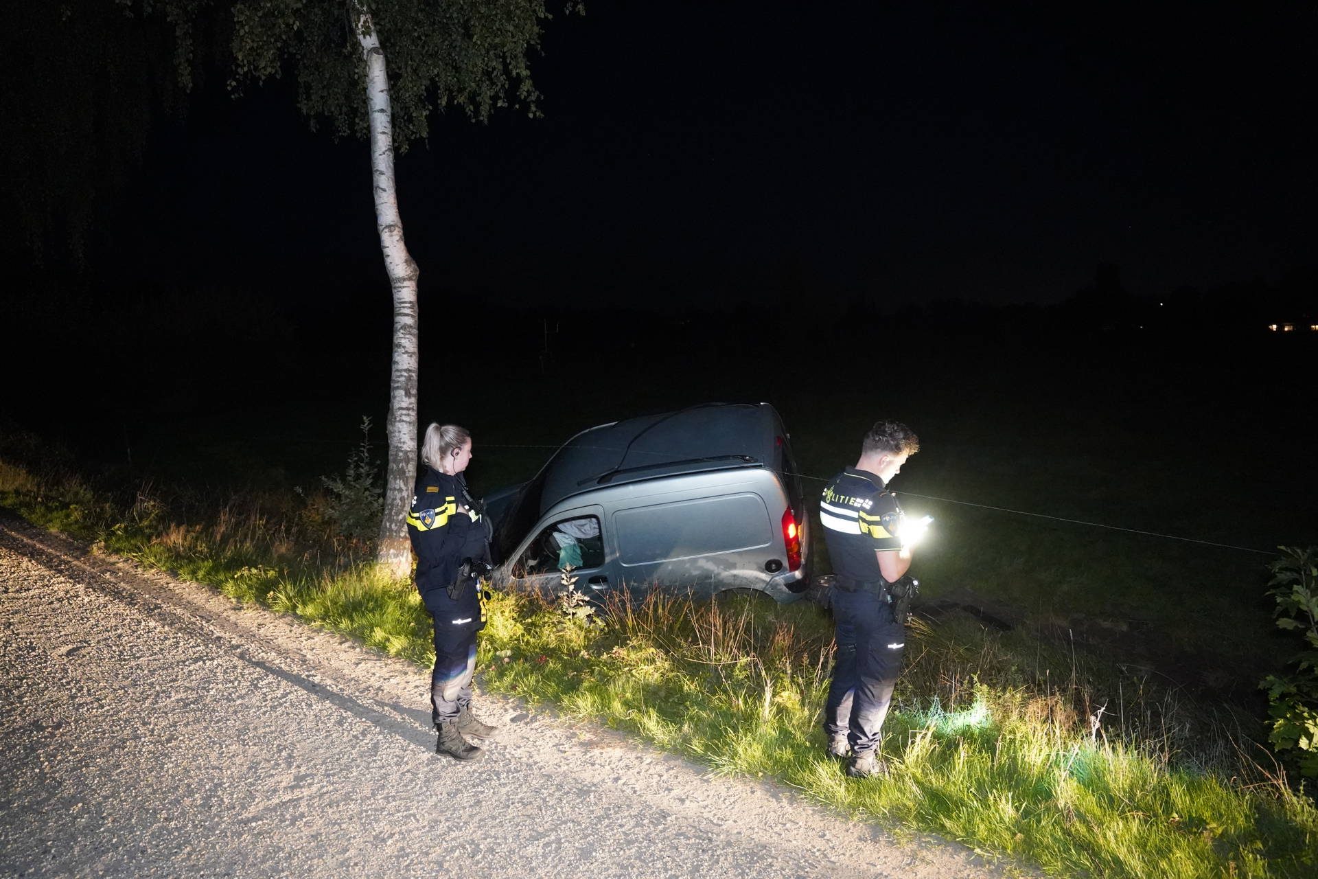 Busje belandt in sloot, bestuurder mee naar politiebureau