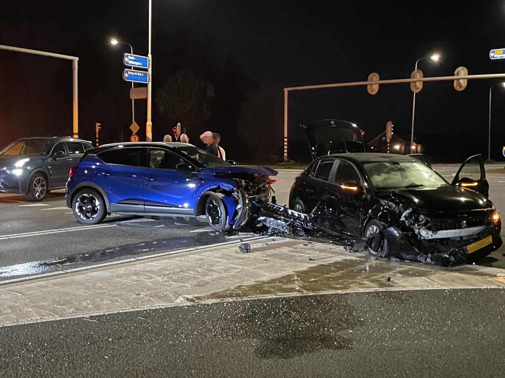 Twee auto’s total loss na harde botsing op kruising