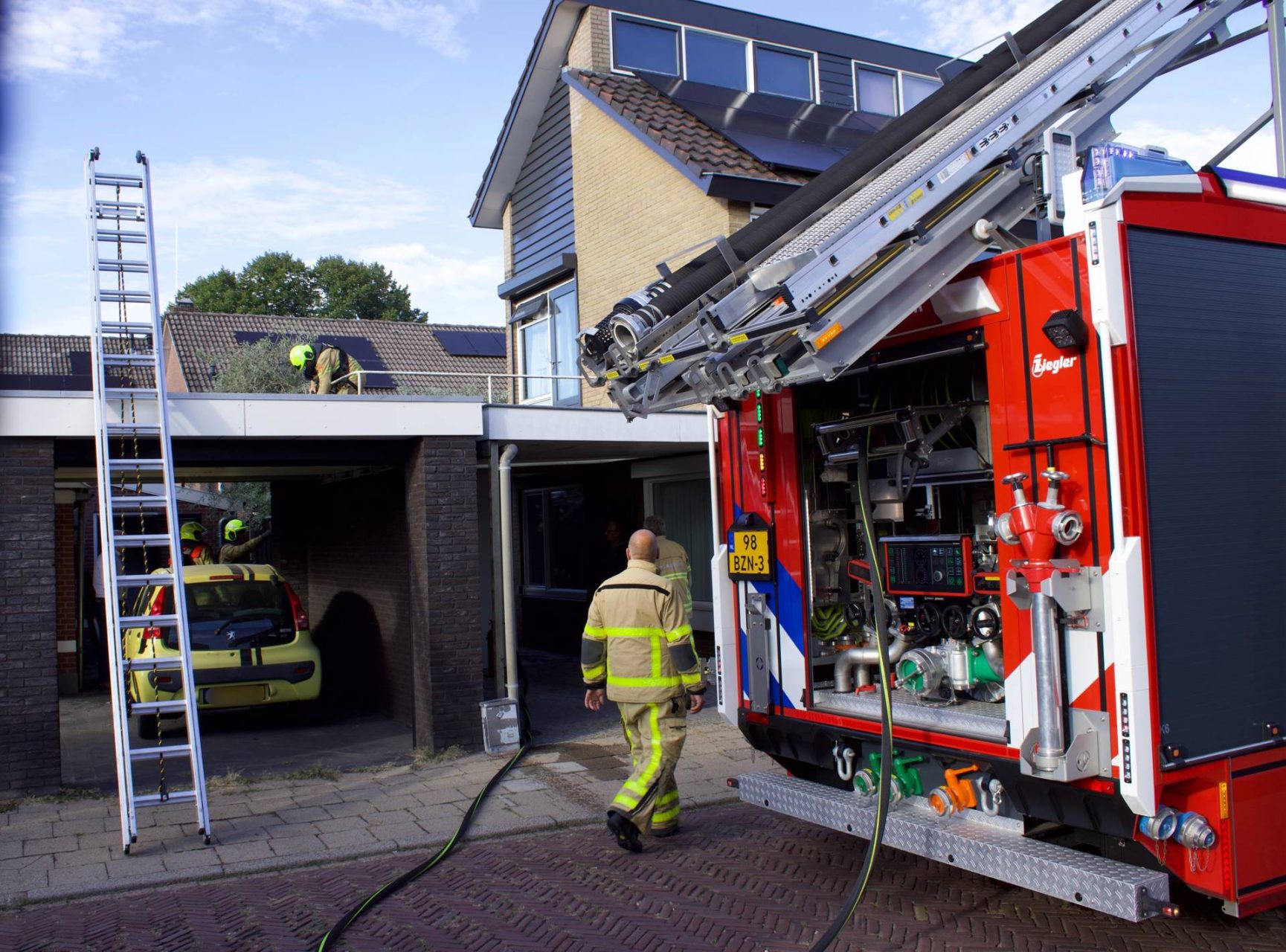 Omwonenden bestrijden brand met emmers en tuinslang