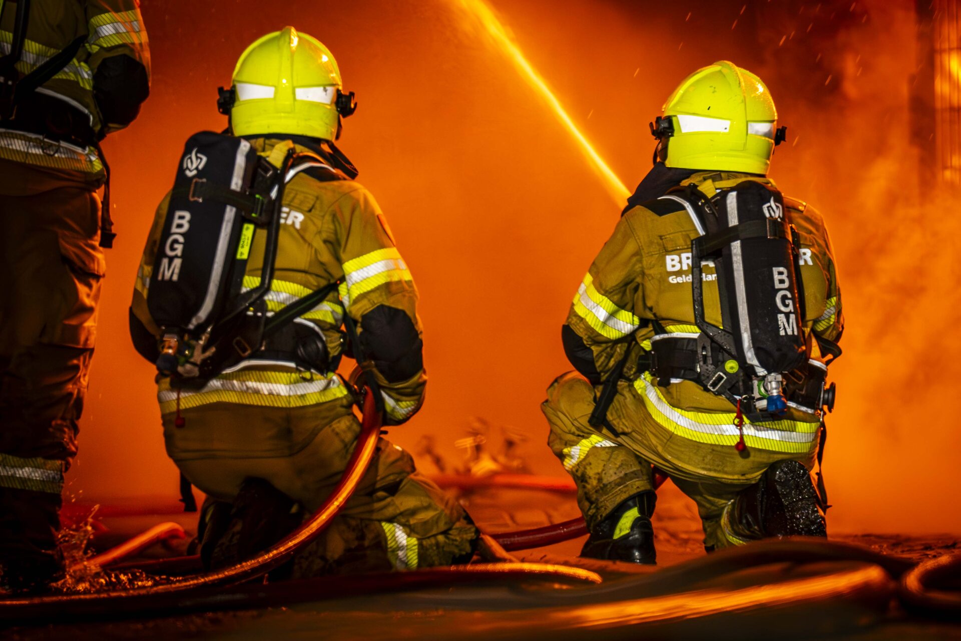 Grote brand bij industriebedrijf, ook Duitse brandweer opgeroepen